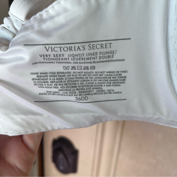 Victoria’s Secret Bra - Very Sexy Lightly Lined Plunge - Picture 3 of 3